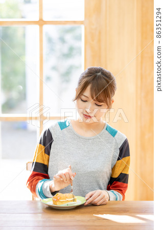 吃蛋糕的女人 吃蛋糕的女人 86351294