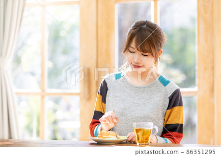 吃蛋糕的女人 吃蛋糕的女人 86351295