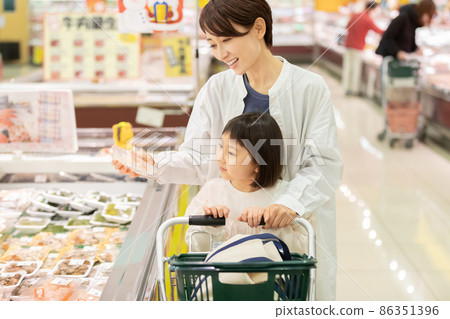 父母和孩子在超市購物 86351396