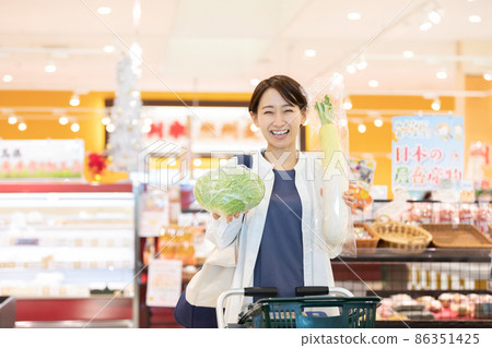 Women shopping at supermarkets Women shopping at supermarkets 86351425