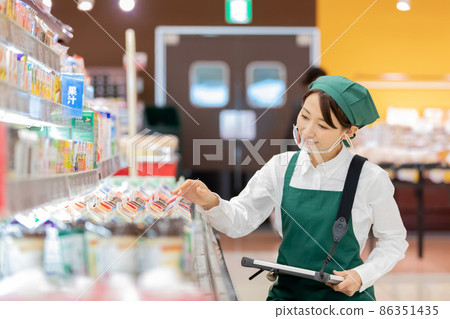 Female working in a supermarket 86351435