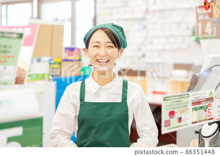 在超級收銀台工作的女人 86351448