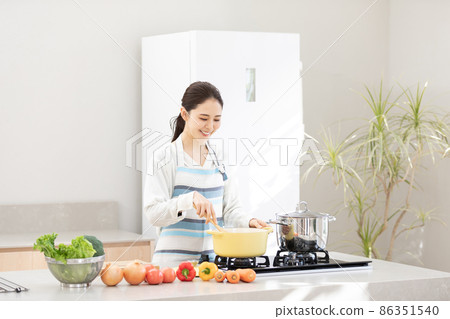 在家時間做飯的年輕女人 在家時間做飯的年輕女人 86351540