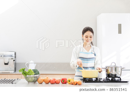 在家時間做飯的年輕女人 在家時間做飯的年輕女人 86351541