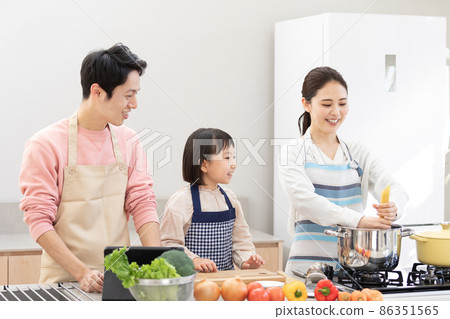 家庭時間:享受烹飪的家庭 家庭時間:享受烹飪的家庭 86351565