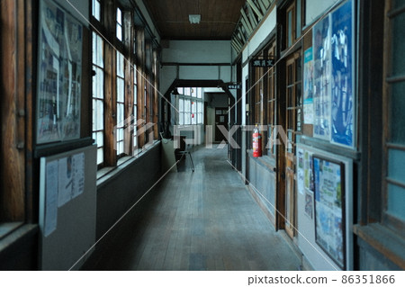 An empty corridor in the old school building 86351866