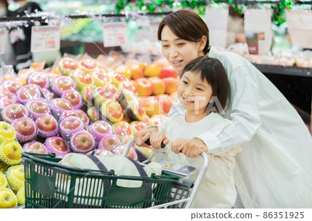 父母和孩子在超市購物 父母和孩子在超市購物 86351925