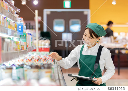 Female working in a supermarket 86351933