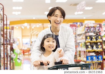 Parents and children shopping at the supermarket 86351968