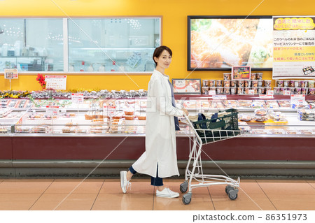 Women shopping at supermarkets 86351973