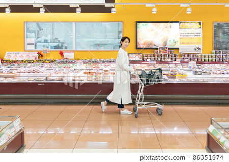 Women shopping at supermarkets 86351974