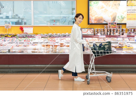 Women shopping at supermarkets 86351975