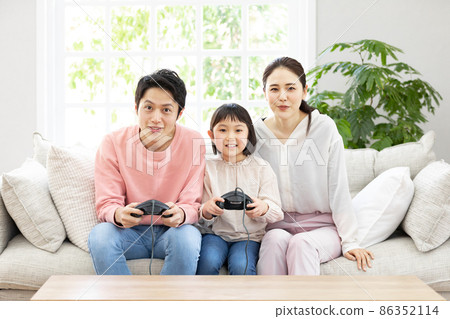 家庭時間：享受電子遊戲的家庭 86352114