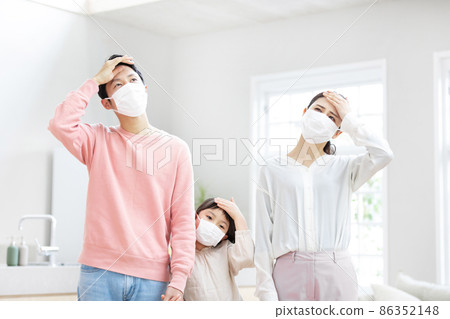家人戴口罩預防感染 86352148
