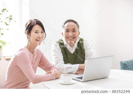 投資退休津貼管理的資深夫婦 86352249