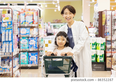Parents and children shopping at the supermarket 86352287