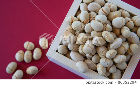 Setsubun image | Roasted soybeans 86352294