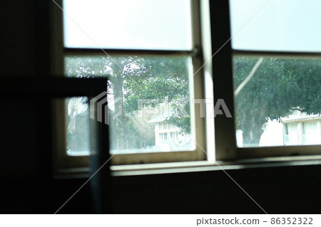 從木製教學樓的窗戶看到的庭院 86352322