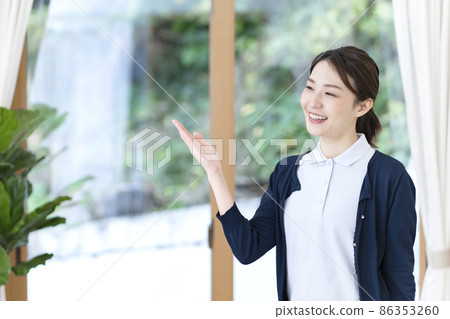 年輕的女性照顧者 86353260