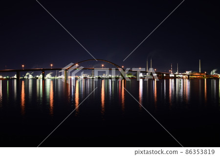 從山口縣周南市福川漁港看到的周南大橋和工廠夜景 86353819
