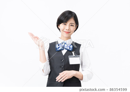 一位帶藍絲帶的年輕女子的接待員（白色背景） 86354599