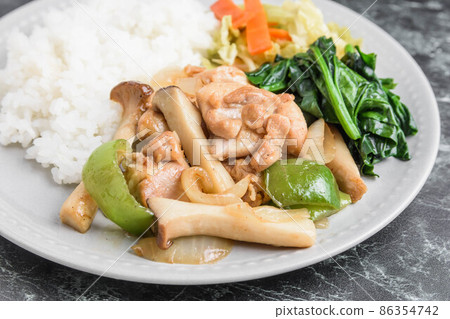 Chicken and vegetable lunch 86354742