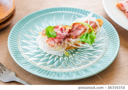 Roast beef on bread 86356358