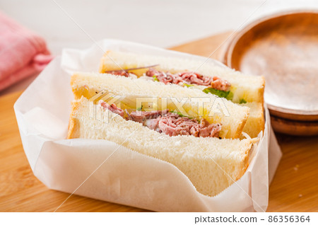 手工烤牛肉三明治 86356364