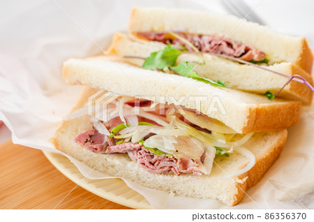 Handmade roast beef sandwich 86356370