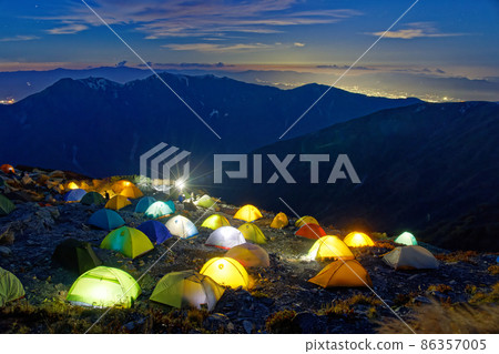 南阿爾卑斯山北岳肩部小屋的帳篷區和鳳凰三山夜景 86357005