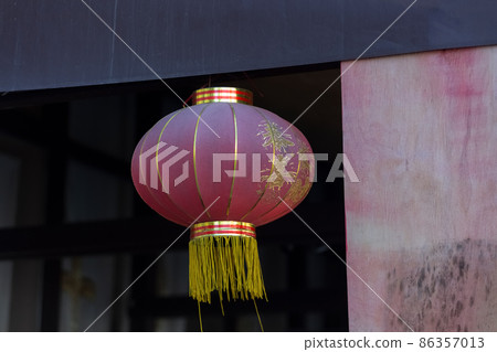 Chinese red lantern decorates the entrance to a restaurant or cafe Chinese red lantern decorates the entrance to a restaurant or cafe 86357013