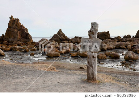 Scenery of Hashiguiiwa Rocks, Wakayama Prefecture 86358080