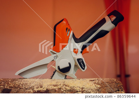 the lopping shears or planting hatchet, branch remover. the lopping shears or planting hatchet, branch remover. 86359644