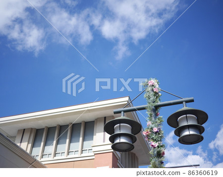建築和天空。複製空間。天空的藍色在建築物上看起來很棒。 建築和天空。複製空間。天空的藍色在建築物上看起來很棒。 86360619
