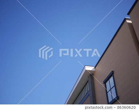 建築和天空。複製空間。天空的藍色在建築物上看起來很棒。 建築和天空。複製空間。天空的藍色在建築物上看起來很棒。 86360620