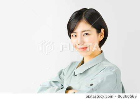 工作服的年輕女商人 86360669