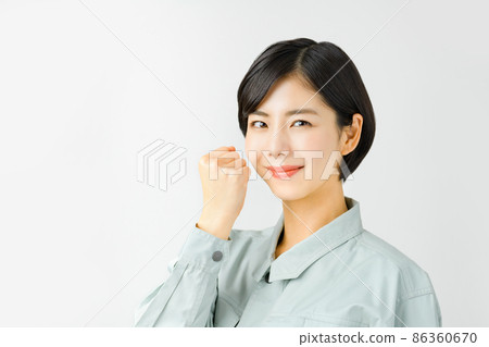 工作服的年輕女商人 工作服的年輕女商人 86360670