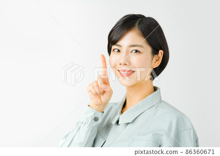 工作服的年輕女商人 86360671