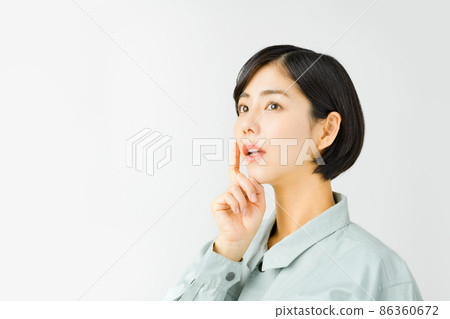 工作服的年輕女商人 工作服的年輕女商人 86360672