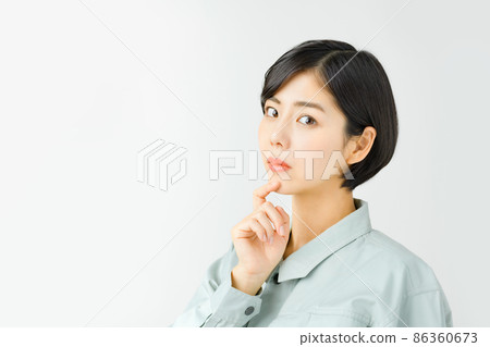 Young business woman in work clothes 86360673