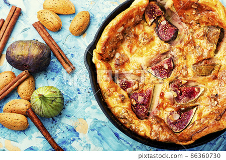 Omelet with figs in a frying pan 86360730
