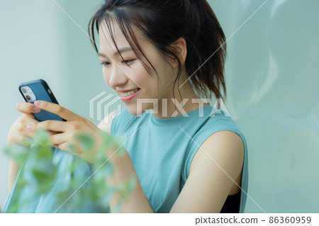 A woman watching a smartphone 86360959