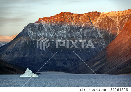 Blomsterbugten - Kaiser Franz Joseph Fjord - Greenland 86361238