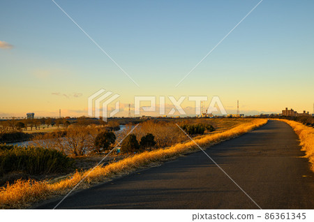 (Saitama Prefecture) Scenery of Toda City at dusk ・ View from the bank (Saitama Prefecture) Scenery of Toda City at dusk ・ View from the bank 86361345