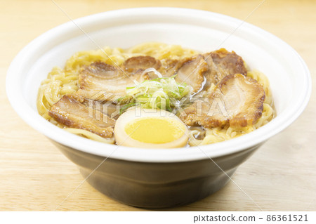 喜多方拉麵配美味的杯子拉麵 86361521