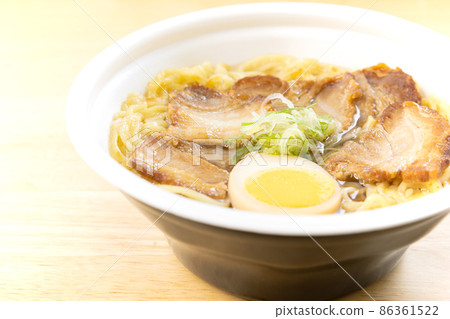 喜多方拉麵配美味的杯子拉麵 喜多方拉麵配美味的杯子拉麵 86361522