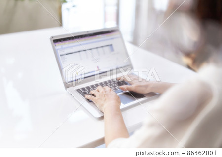 Hands of middle-aged women using laptops Hands of middle-aged women using laptops 86362001