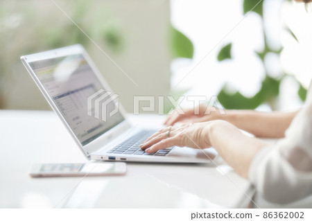 Hands of middle-aged women using laptops 86362002