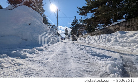 Sunny snow road (Hirosaki City, Aomori Prefecture) Sunny snow road (Hirosaki City, Aomori Prefecture) 86362515