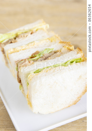 美味的照燒雞肉三明治和雞蛋三明治 美味的照燒雞肉三明治和雞蛋三明治 86362654